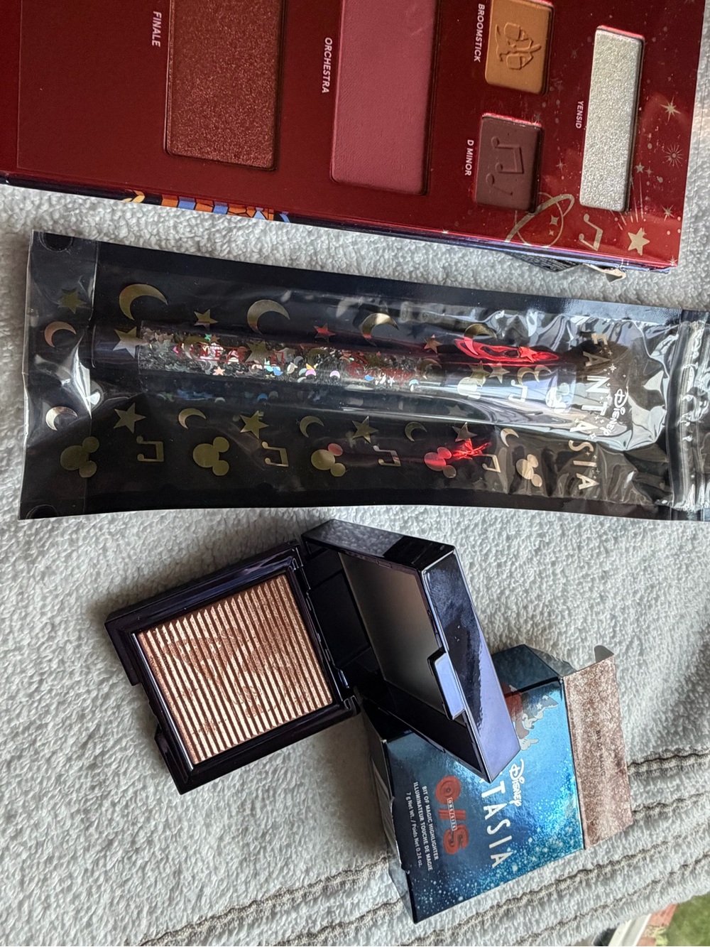 ONE/SIZE Disney ltd edition pallet — Rose, gold ltd edition highlighter, brush
